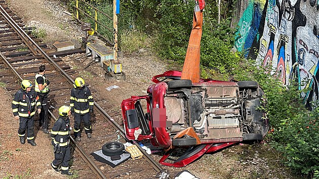 Auto v Praze p�i nehod� spadlo z mostu (3. 8. 2023)