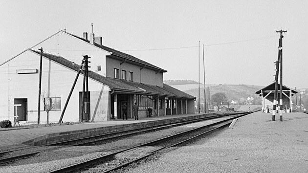 Novostavba stanice ekovice na nov Tinovce, v pozad vidte pvodn ndra. Vyfoceno 21. prosince 1953. GPS: 49.2505711N, 16.5901908E