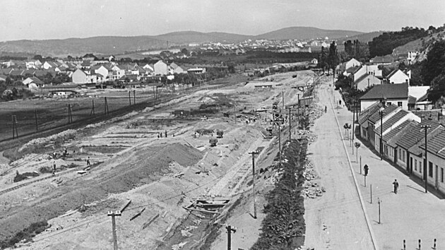 Dobový text: Stavba nového nádraží v Králově Poli km 9,7 - 10,5. 20. 6. 1941. Vlevo je vidět původní stopa Tišnovky. GPS: 49.2308722N, 16.5971042E