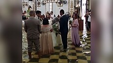 Filipínská svatba se konala v zatopeném kostele po tajfunu Doksuri