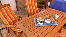 Nábytek se sice tvá�í jako luxusní, ale konstrukce ani materiál tomu neodpovídá.