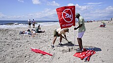 Na newyorské pláži Rockaway Beach napadl ženu žralok. (8. srpna 2023)