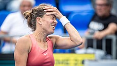 Barbora Strýcová lituje chyby na tenisovém turnaji v Praze.