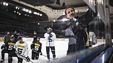 Nový trenér hokejistů pražské Sparty Pavel Gross vede svěřence během přípravy.