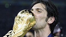Gianluigi Buffon s trofejí pro mistry svta ve fotbale.