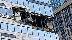 Pohled na pokozenou fasádu kanceláské budovy v Moskv po údajném útoku...