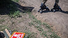 �enista v "pavou�ích botách", ochranném systému, který zabra�uje nebo...