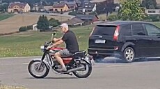 Petr Pavel na motorce bez helmy.