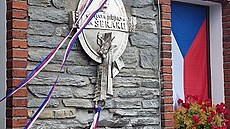 Na Jiího chat na eráku v Jeseníkách se objevila pamtní deska sochae Otmara...