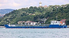 Tanker SIG plující pod ruskou vlajkou proplouvá Bosporem v tureckém Istanbulu....