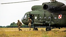 Američtí vojáci vystupují z vrtulníku Mil Mi-8 během cvičení NATO v polském...