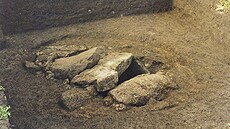 Pod tmito kameny se hrob v Bryheru ukrýval.