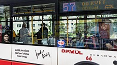 Lidé jedou ze tvrti Mojí v autobuse nové linky íslo 57, která jezdí pouze...