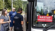Lidé nastupují ve �tvrti Moj�í� do autobusu nové linky �íslo 57, která jezdí...