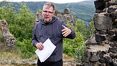 Archeolog a kastelolog Milan Sýkora z Ústavu archeologické památkové pé�e...
