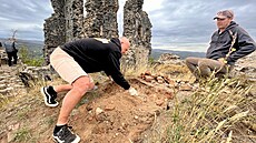 Z�íceninu hradu �umburk zkoumají archeologové. Budou tu n�kolik let. (srpen...