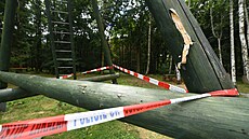 Rozhledna u Markvartic na D��ínsku den po ne�t�stí, kdy se z ní z�ítilo n�kolik...