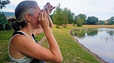 V�dci z Univerzity Karlovy u Probo�tovského rybníka. (�ervenec 2023)