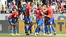 Plze�tí fotbalisté se radují z gólu Pavla Buchy.