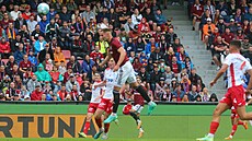 Sparanský útoník Jan Kuchta stílí hlavou gól v utkání proti Pardubicím.