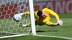 Ostravský branká� Ji�í Letá�ek se marn� natahuje po st�ele z pokutového kopu.