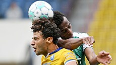 Teplický úto�ník Mohamed Jásir (vlevo) v hlavi�kovém souboji s Haidersonem...