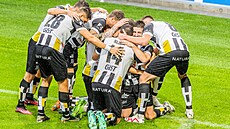 Fotbalisté Hradce Králové se radují z gólu Václava Pilae (druhý zprava).