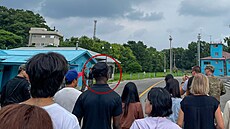 Skupina turist stojí v úterý 18. ervence 2023 u hraniní stanice v...