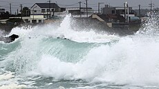 K Ji�ní Koreji se blí�í tajfun, zru�eny byly desítky let� a vlakových spoj�....