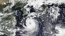 K Jiní Koreji se blíí tajfun, zrueny byly desítky let a vlakových spoj....