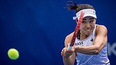 Japonka Nao Hibinová hraje bekhend ve finále turnaje WTA v Praze.