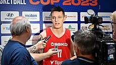 Vít Krejí hovoí s novinái ped pípravným turnajem basketbalové reprezentace...