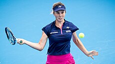 Česká tenistka Linda Nosková hraje forhend v semifinále turnaje WTA v Praze.