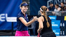 eská tenistka Linda Nosková pijímá po vítzství v semifinále turnaje WTA v...