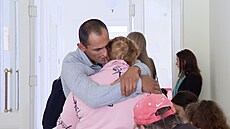 Jan Gatyás odsouzený za pokus o vra�du se objímá se svou matkou