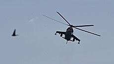 Vrtulníky letí bhem vojenského cviení s ostrou stelbou v rámci provrky...