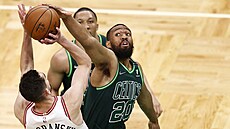 Jabari Parker (Boston Celtics) se snaí zblokovat zakonení Tomáe Satoranského...