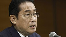 Japonský premiér Fumio Kiida hovoí na tiskové konferenci poté, co se v...