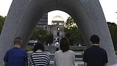 Návtvníci ped pamtním parkem míru v Hiroim (6. srpna 2023)