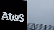 Logo společnosti Atos na budově společnosti ve francouzském Nantes (11. března...