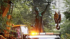 Socha stála v parku Budy�ínská, nyní hledí na liberecké nádra�í. (9. srpna 2023)