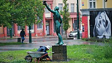 Socha stála v parku Budy�ínská, nyní hledí na liberecké nádra�í. (9. srpna 2023)