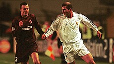 Zinedine Zidane v snhobílém dresu Realu Madrid na praské Letné. Stíhá ho...