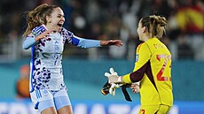 �pan�lky Irene Guerrerová (vlevo) a Cata Collová slaví vít�zství nad �výcarskem...