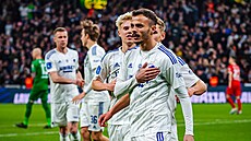 Portugalský úto�ník Diogo Goncalves se raduje z branky se spoluhrá�i z Kodan�.