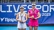 Finalistky turnaje WTA v Praze: vítzná Nao Hibinová (vlevo) a Linda Nosková