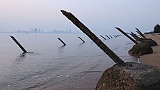 Staré rezavé opevn�ní dodnes stojí na plá�i na tchajwanském souostroví �in-men....