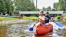 Vodáci vyplouvají na Lu�nici z kempu v Suchdole.