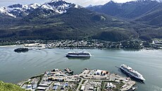 Výletní lod� p�ivá�ejí kanálem Gastineau do p�ístavu alja�ské metropole Juneau...