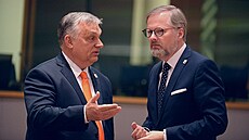 Český premiér Petr Fiala hovoří během summitu EU se svým maďarským protějškem...